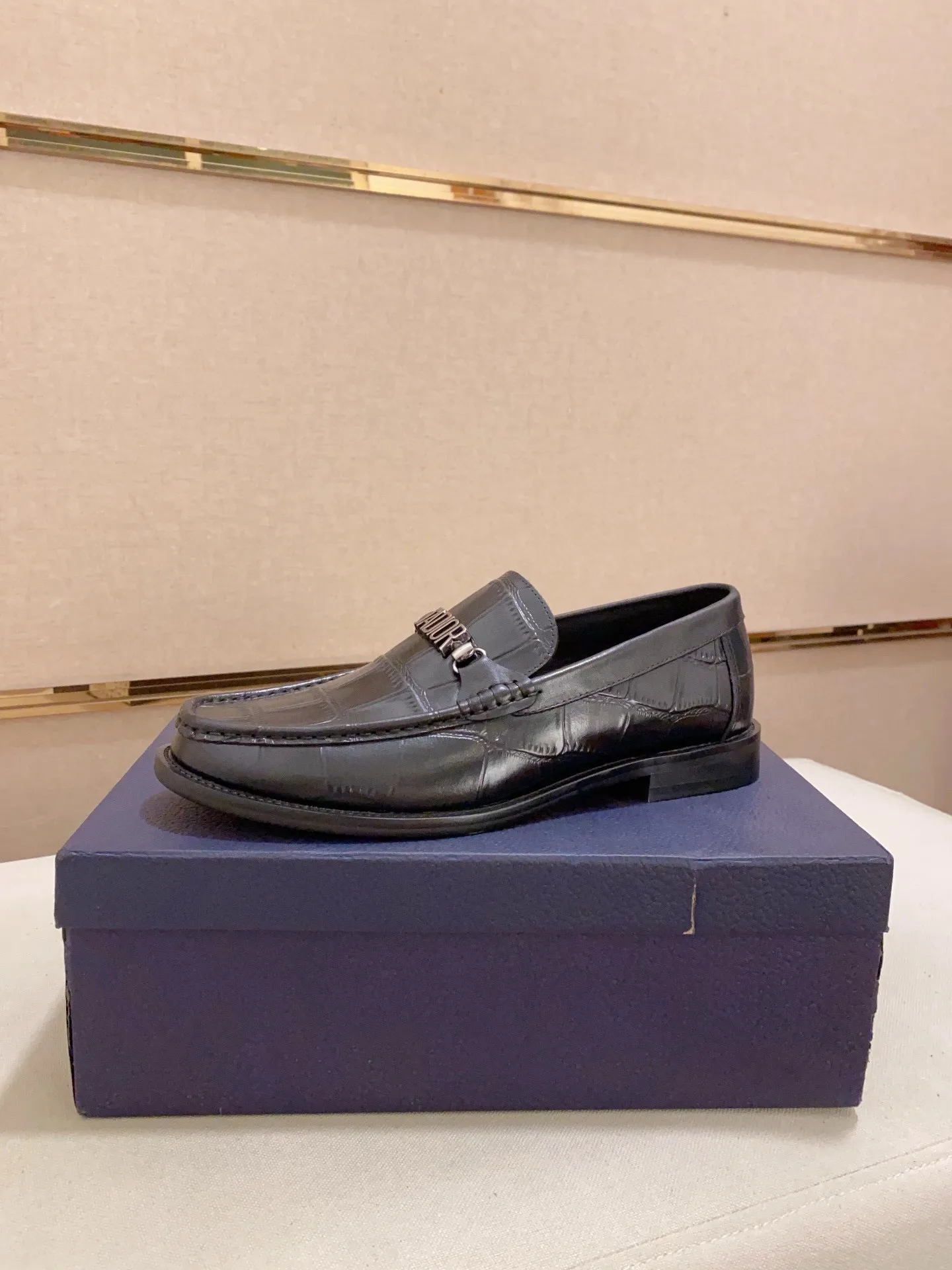 Men's shoes 💰: 560💰 High-end version of Dior Dior's new series. Famous actors and internet celebrities wear super popular designs. The sculptures of French artist Niki de Saint Phalle are designed as rings. Material: Imported original material ➕Painted cowhide Foot pads: cowhide Outsole: Rubber outsole Men's shoe size: 38~44 Can be customized to size 45